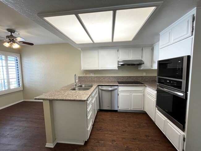 Building Photo - Spacious End Unit Home with 2 Master Suite...
