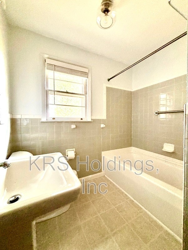 Building Photo - 2400 Forest Dr