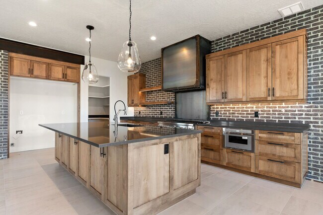 Building Photo - 98 S Carbon Rivet Ave