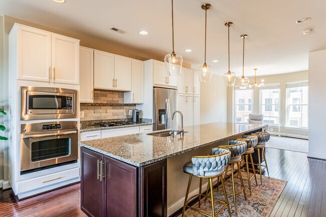 Building Photo - Stunning One Loudoun Townhome – 3BR / 3.5BA in Prime Ashburn Location – Available May 1