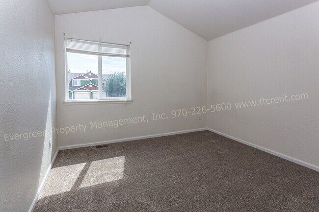 Building Photo - 3 Bedroom Town-home in Northeast Fort Coll...