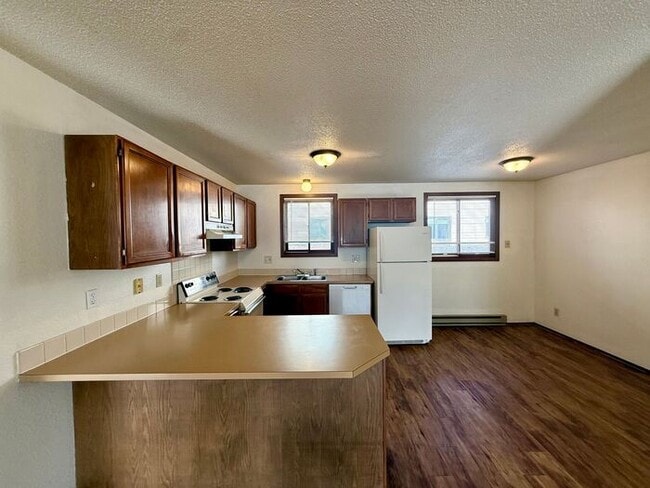 Building Photo - Cozy 2 Bed/1 Bath Apartment in North Loveland. New Wood Floors!