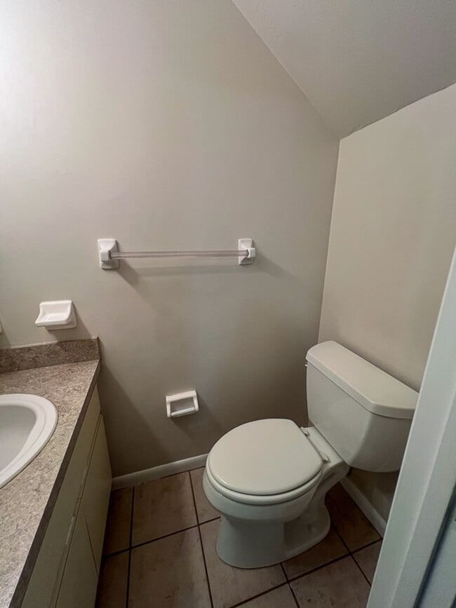 Building Photo - 2BR/1.5 Townhouse in Conveniently Located ...