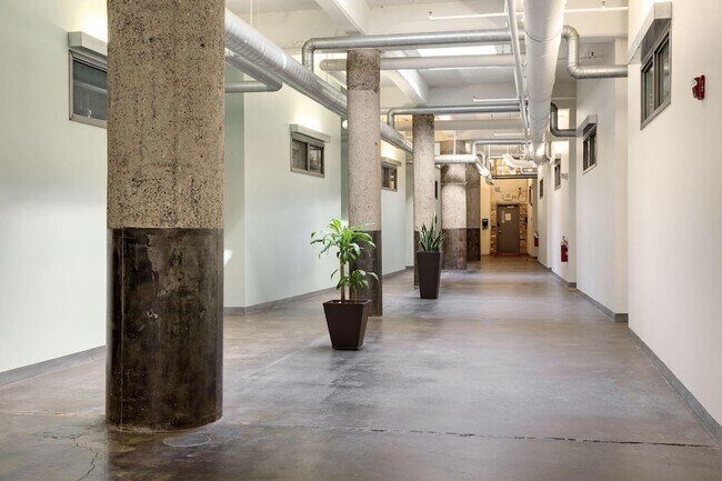 Building Photo - 700 N Washington Ave