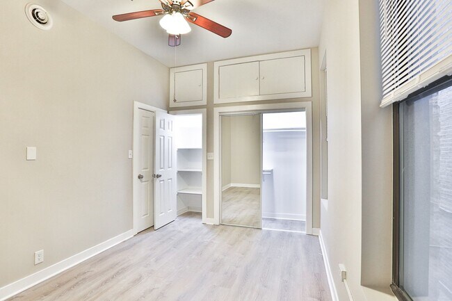 Building Photo - HUGE Condo Quality 4bed/2bath in Hot Wicker Park! Central Air! In-Unit Laundry! Deck! FREE Internet!