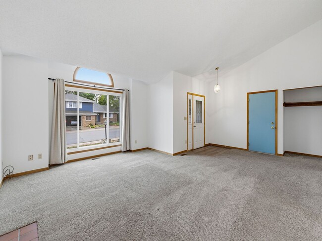 Building Photo - Bright & Spacious 3 Bed Home with Vaulted Ceilings & Fenced Yard AVAILABLE NOW!