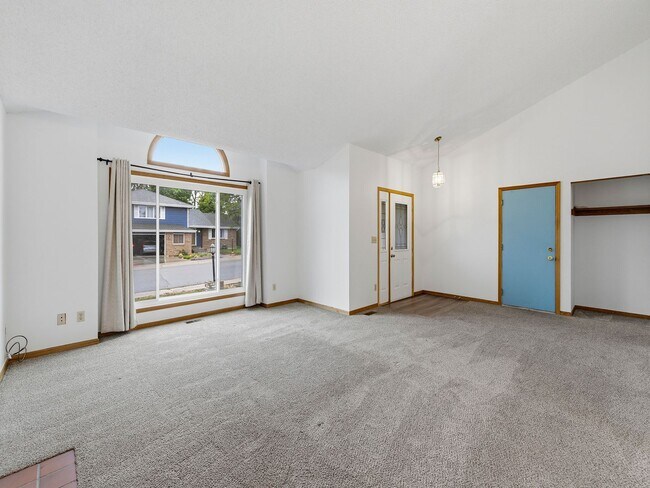 Building Photo - Bright & Spacious 3 Bed Home with Vaulted Ceilings & Fenced Yard