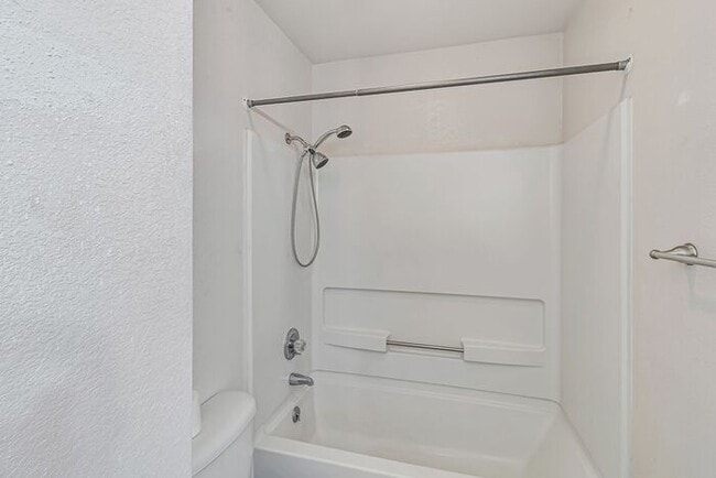 Building Photo - Charming 2-bedroom, 2-bathroom townhome with a 1-car garage