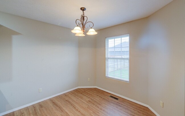 Building Photo - 3 bedroom home conveniently located on the east side of Republic