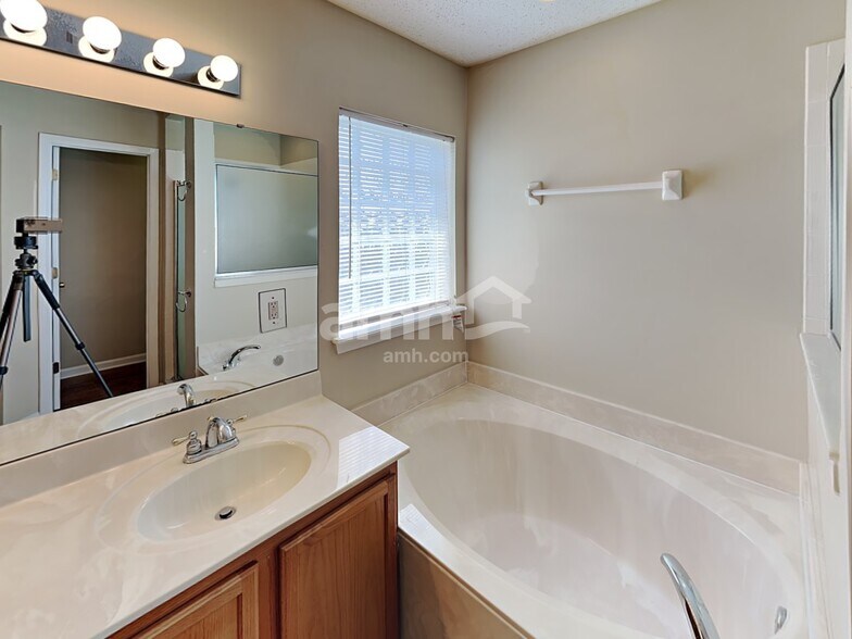 Building Photo - 6815 Rapid River Dr