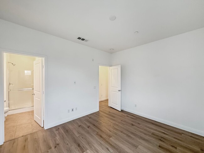 Building Photo - Great 2B/2.5BA Townhome in Escondido!