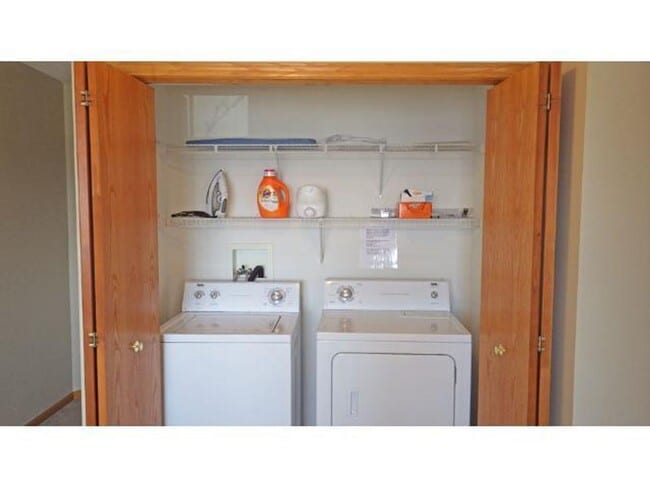 Building Photo - 2 Bedroom, 2 bathroom Townhome in Apple Va...