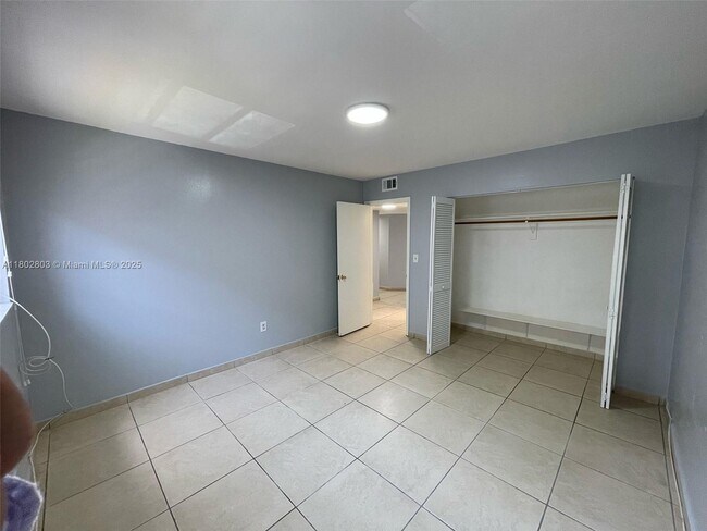 Building Photo - 1630 W 46th St