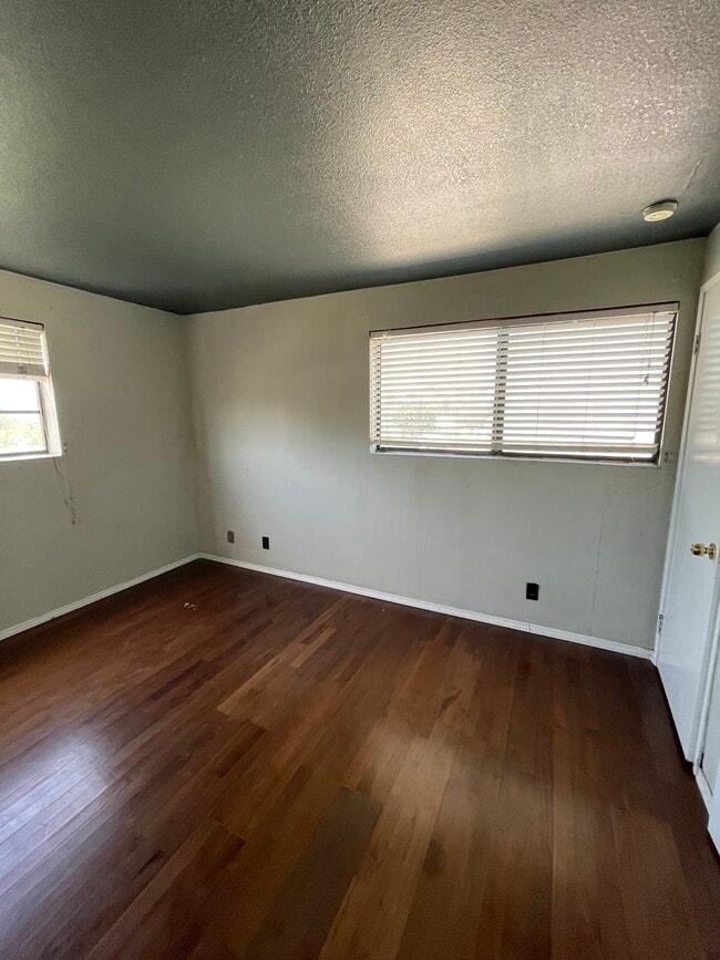 Building Photo - 15946 Vanowen St