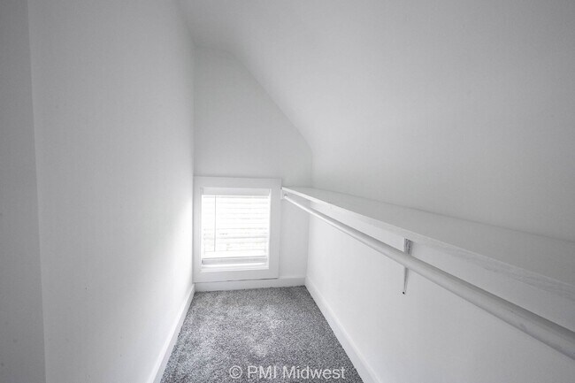 Building Photo - 428 N Bradley Ave