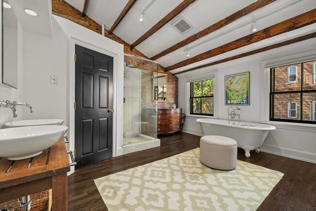 Building Photo - 22 Joy St