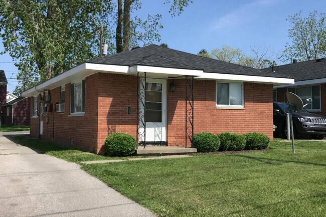 Building Photo - 2026 N Westwood Ave