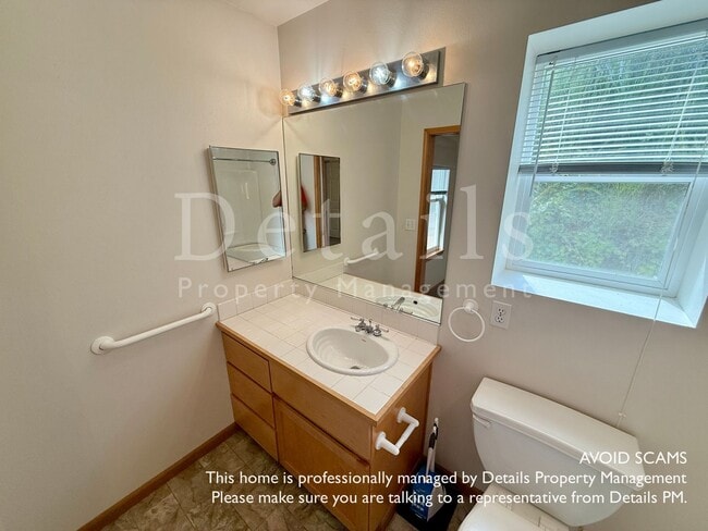 Building Photo - Nice Open Rambler in Secluded Central Kits...