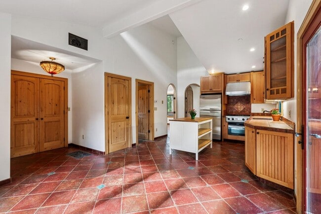 Building Photo - 385 Moraga Ave