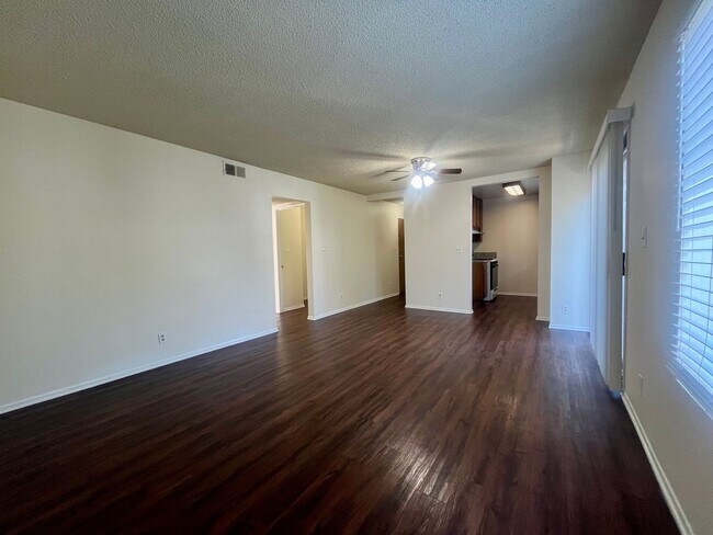 Building Photo - BELLA APARTMENTS: Beautiful 2 Bed - 2 Bath