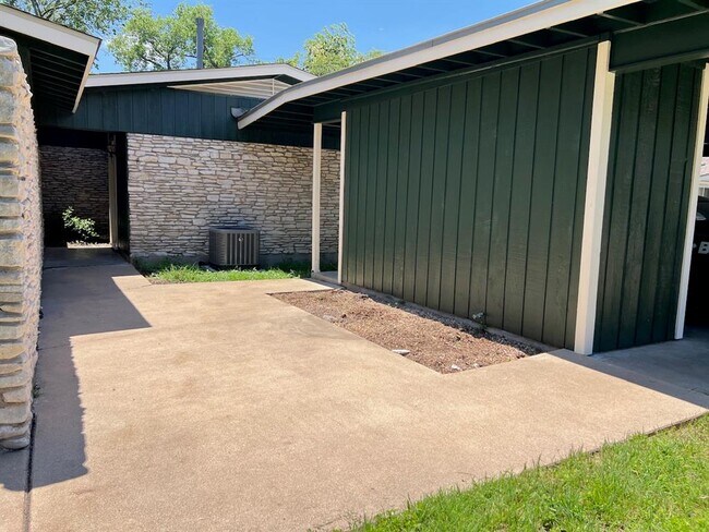 Building Photo - 2305 Western Trails Blvd