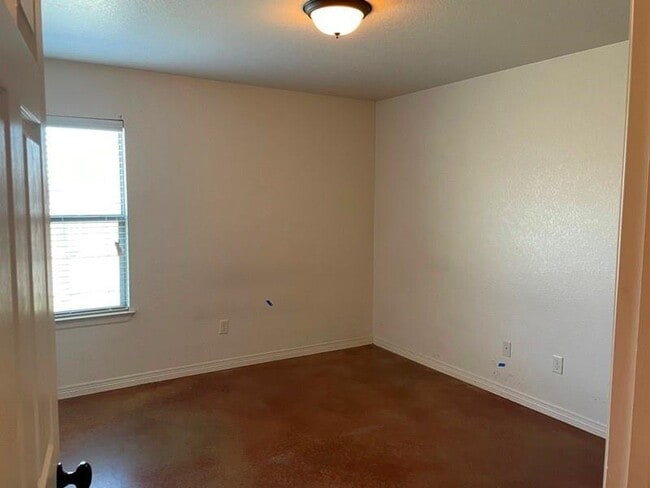 Building Photo - 504 Karey Dr