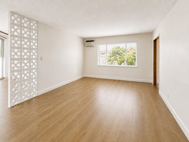 Building Photo - 445 E Magnolia Blvd