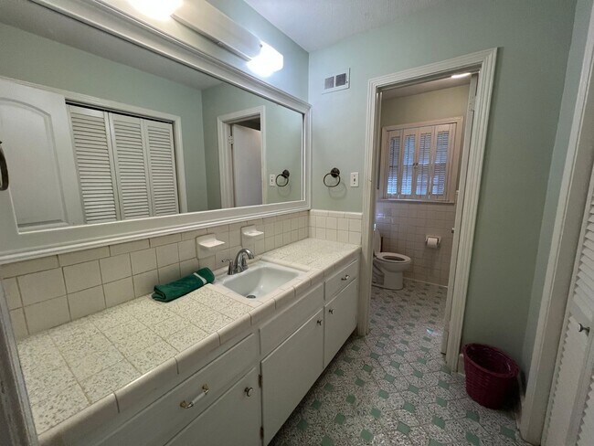 Building Photo - 3 bedroom 2 bathroom single level home in ...