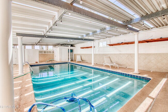 Building Photo - 1701 Elm St