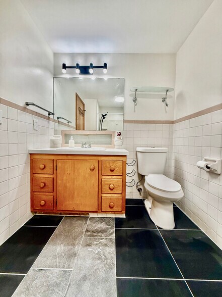 Building Photo - 1814 E Main St