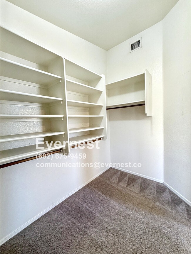 Building Photo - 3-Bedroom Home Near Schools and Everyday E...