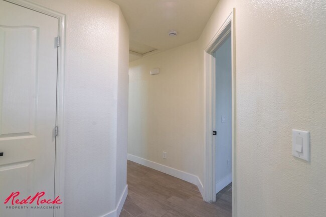Building Photo - Small Dog Friendly! 3 Bedroom Single-Level...