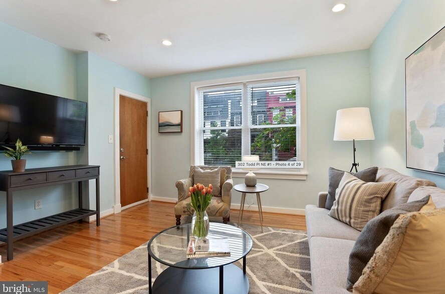 Building Photo - 302 Todd Pl NE