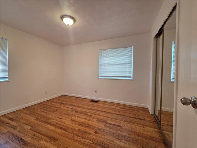 Building Photo - 1005 SW 53rd St