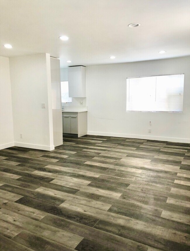 Building Photo - 1333 W 36th Pl