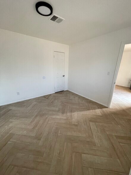 Building Photo - 1567 W Peoria Ave