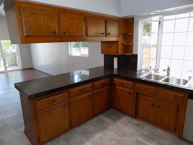 Building Photo - 3 Bedroom/2 Bathroom Craftsman | Master wi...