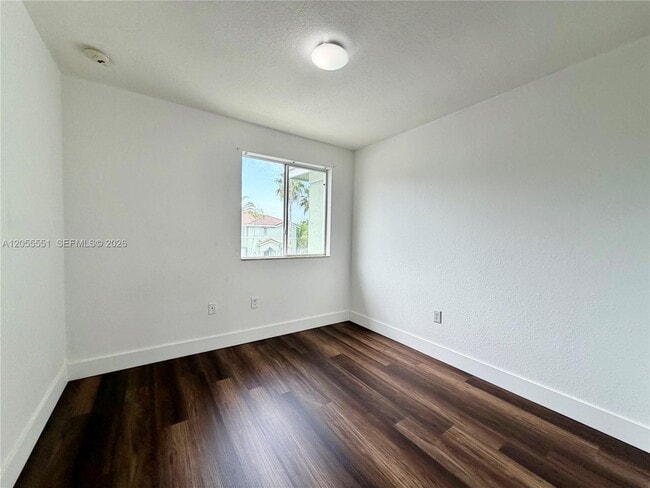 Building Photo - 1475 SE 24th Ct
