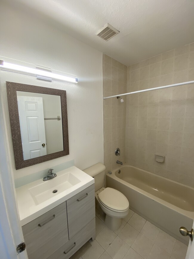 Ground floor bathroom: full bath with tub. - 2451 SE 14th Ave