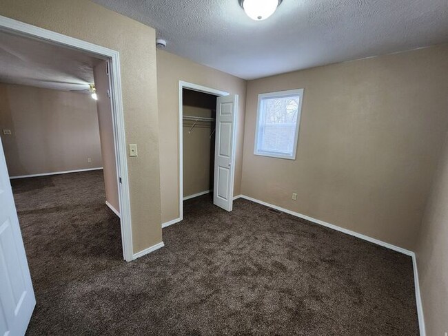 Building Photo - Save Big at Move-In: 50% Off Security Deposit on this 3 bed 1 bath upper unit