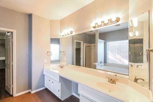 Building Photo - 2804 Creek Bend Dr