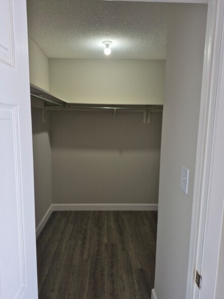 Building Photo - 5885 Forest View Rd