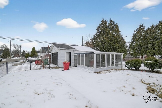 Building Photo - $1400 3 bedrooms