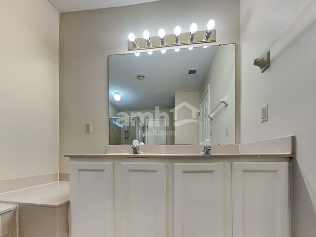 Building Photo - 7562 Sandy Brook Cv