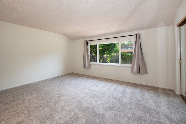 Building Photo - Spacious 4bd/2bth Home Available Now!