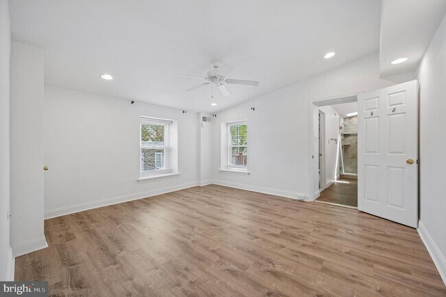 Building Photo - 447 Dupont St