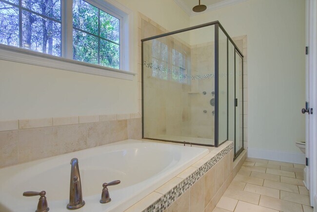 Building Photo - Fresh Paint, New Carpet & Custom Finishes in North Shore Country Club