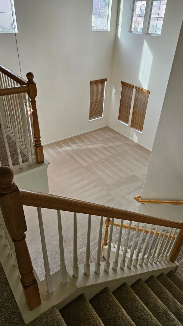 Building Photo - Large Six bedroom home for rent.