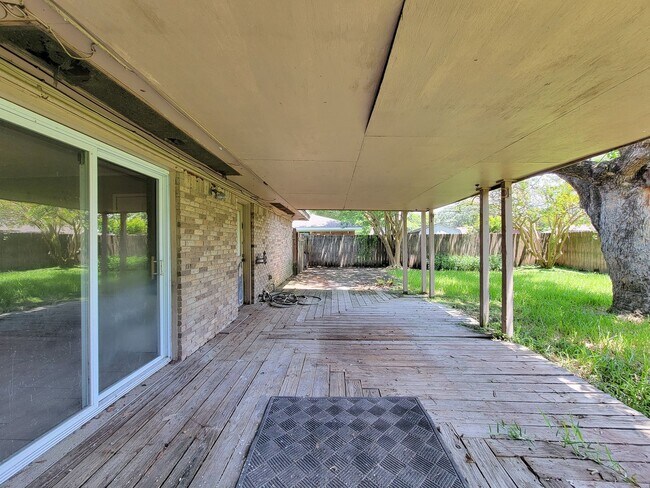 Building Photo - 1703 Raintree Dr