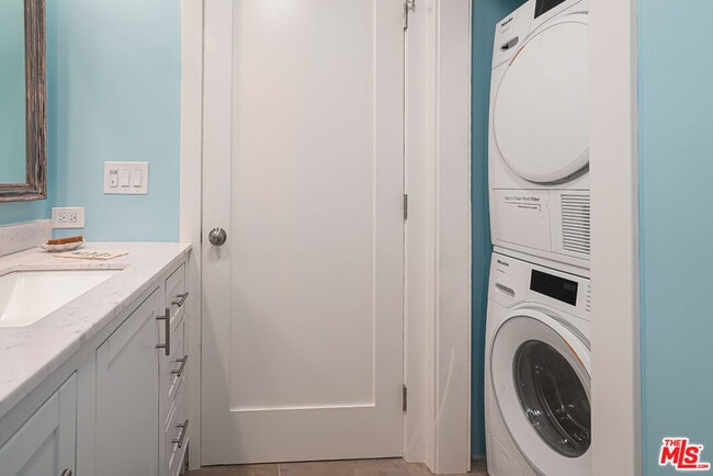 Building Photo - 777 El Medio Ave